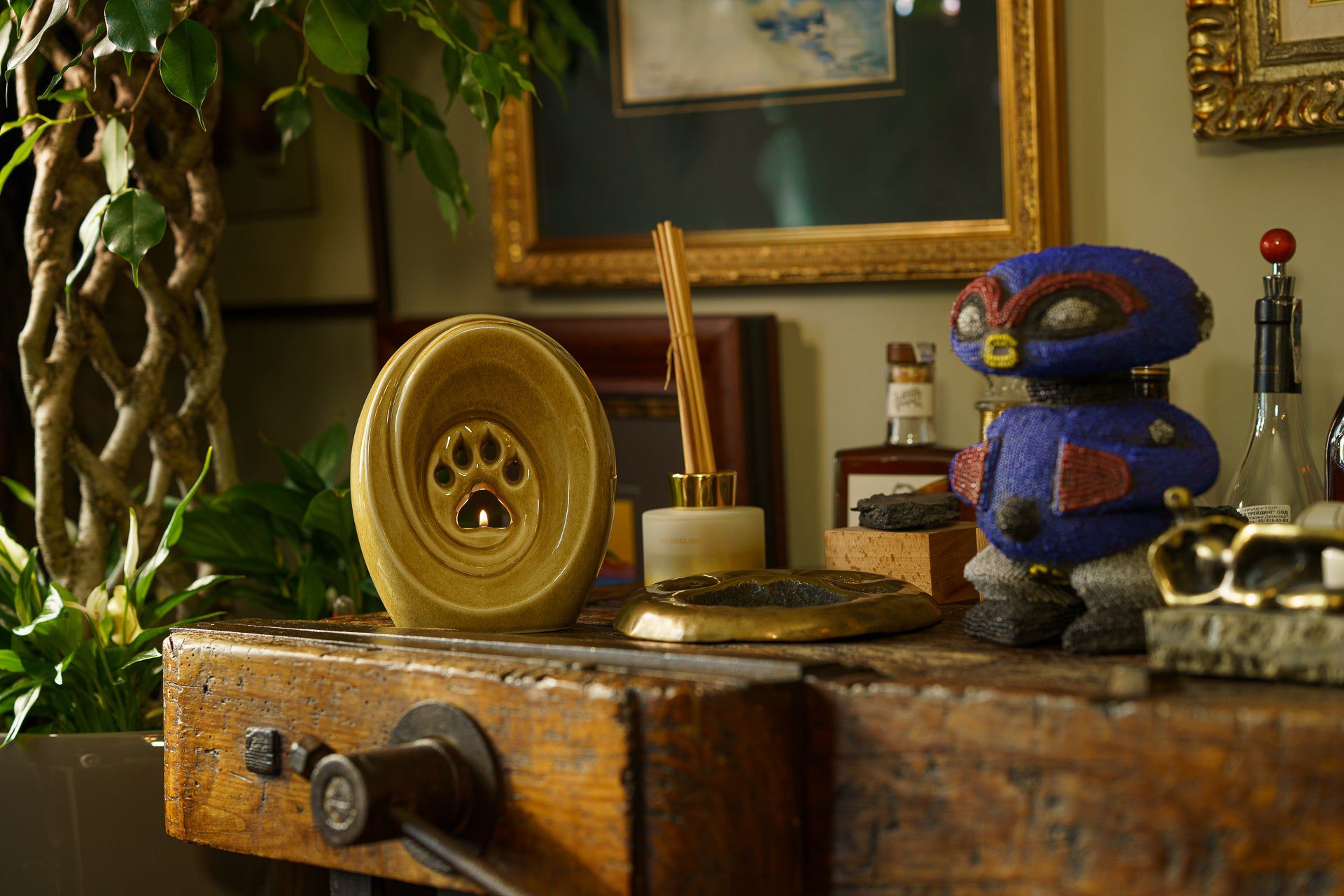 Paw Pet Urn for Ashes - Dark Sand | Ceramic | Handmade Pet Urn - Pulvis Art Urns